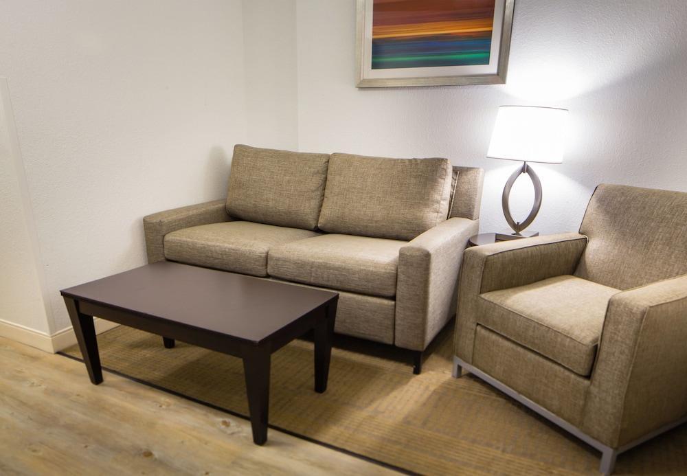 Holiday Inn Hotel & Suites Bloomington Airport By Ihg Экстерьер фото