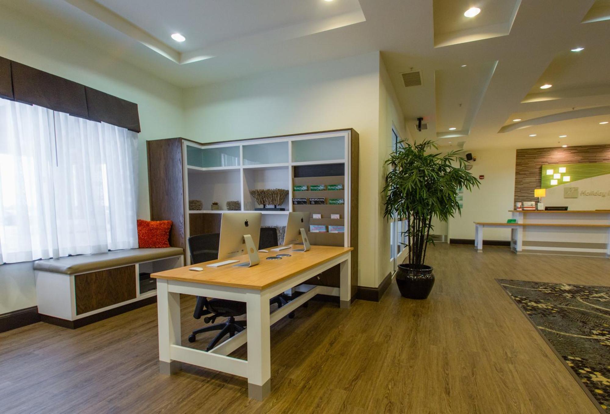 Holiday Inn Hotel & Suites Bloomington Airport By Ihg Экстерьер фото